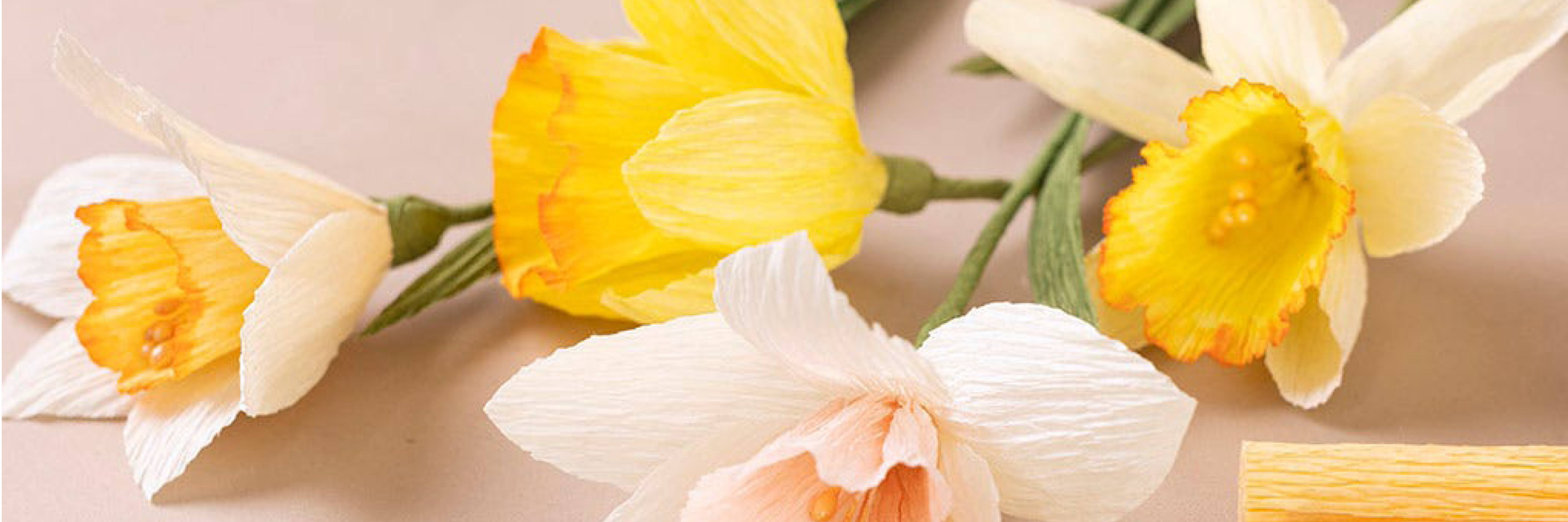 Påskeliljer af crepepapir