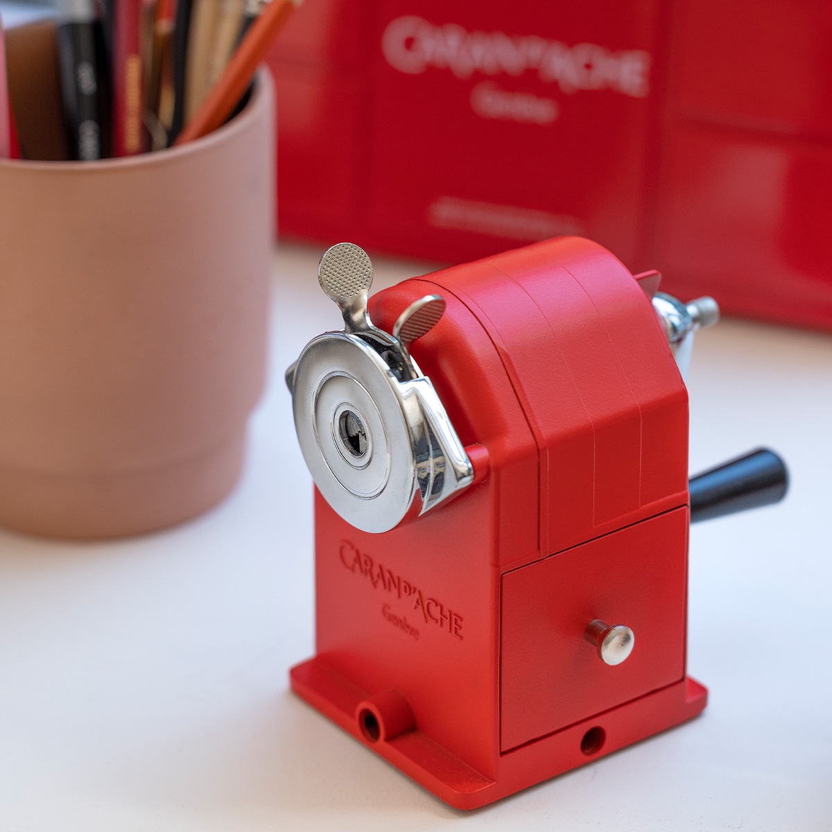 Caran d'Ache Metal Sharpening Machine Rød | Pen Store