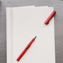Safari Fyldepen Red i gruppen Penne / Fine Writing / Fyldepenne hos Pen Store (101909_r)