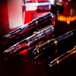 Custom 74 Fountain Pen - Black i gruppen Penne / Fine Writing / Fyldepenne hos Pen Store (109374_r)