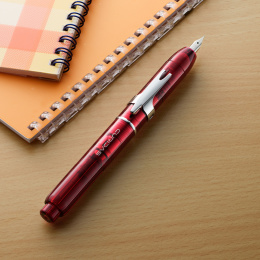Curidas Fyldepen Gran Red i gruppen Penne / Fine Writing / Fyldepenne hos Pen Store (111638_r)