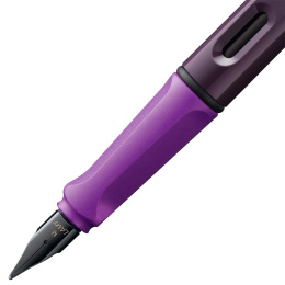 Safari Fyldepen Violet Blackberry i gruppen Penne / Fine Writing / Fyldepenne hos Pen Store (131058_r)