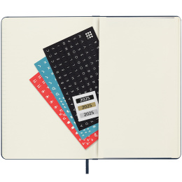 12M Daily Kalender 2025 Softcover Large Blue i gruppen Papir & Blok / Kalendere / 12 mdr kalendere hos Pen Store (133767)