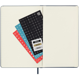 12M Daily Kalender 2025 Hardcover Pocket Black i gruppen Papir & Blok / Kalendere / 12 mdr kalendere hos Pen Store (133770)