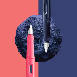Safari Fyldepen Dark Dusk Medium i gruppen Penne / Fine Writing / Fyldepenne hos Pen Store (135233)
