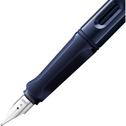 Safari Fyldepen Dark Dusk Medium i gruppen Penne / Fine Writing / Fyldepenne hos Pen Store (135233)