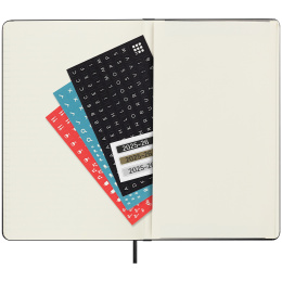 Kalender 18M Daily Hard Cover Large Black i gruppen Papir & Blok / Kalendere / 18 mdr kalendere hos Pen Store (135596)