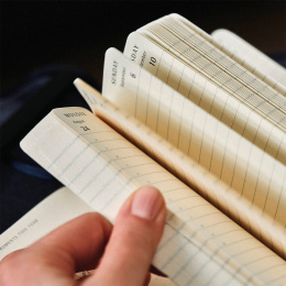 Kalender 12M Daily 2026 Hardcover Large Red i gruppen Papir & Blok / Kalendere / 12 mdr kalendere hos Pen Store (136084)