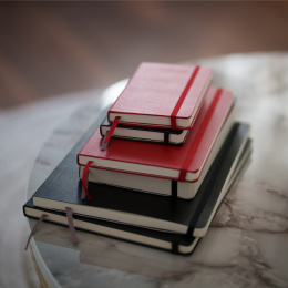 Kalender 12M Daily 2026 Hardcover Large Red i gruppen Papir & Blok / Kalendere / 12 mdr kalendere hos Pen Store (136084)