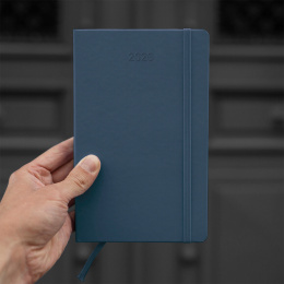 Kalender 12M Daily 2026 Hardcover Large Sapphire Blue i gruppen Papir & Blok / Kalendere / 12 mdr kalendere hos Pen Store (136086)