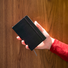 Kalender 12M Daily 2026 Softcover Pocket Black i gruppen Papir & Blok / Kalendere / 12 mdr kalendere hos Pen Store (136091)