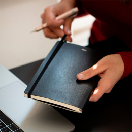 Kalender 12M Weekly Notebook 2026 Softcover Large Black i gruppen Papir & Blok / Kalendere / 12 mdr kalendere hos Pen Store (136111)