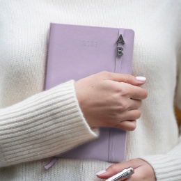 Kalender 12M Daily 2026 Hardcover Large Pastel Lilac i gruppen Papir & Blok / Kalendere / 12 mdr kalendere hos Pen Store (136133)