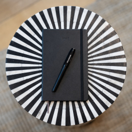 Kalender 12M Weekly Vertical 2027 Hardcover Pocket Black  i gruppen Papir & Blokke / Kalendere / 12 mdr kalendere hos Pen Store (137471)