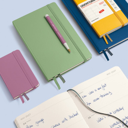 Kalender Weekly Planner 2027 A6 Sage i gruppen Papir & Blokke / Kalendere / 12 mdr kalendere hos Pen Store (137483)