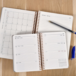 Kalender 2027 A5 Weekly Navy  i gruppen Papir & Blokke / Kalendere / 12 mdr kalendere hos Pen Store (138268)