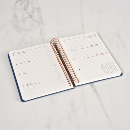 Kalender 2027 A6 Weekly Navy i gruppen Papir & Blokke / Kalendere / 12 mdr kalendere hos Pen Store (138269)