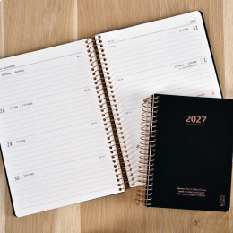 Kalender 2027 A6 Weekly Black i gruppen Papir & Blokke / Kalendere / 12 mdr kalendere hos Pen Store (138273)