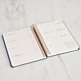 Kalender 2027 A6 Weekly Olive Green i gruppen Papir & Blokke / Kalendere / 12 mdr kalendere hos Pen Store (138278)