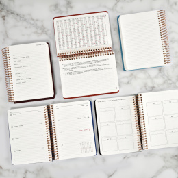 Kalender 2027 A6 Weekly Olive Green i gruppen Papir & Blokke / Kalendere / 12 mdr kalendere hos Pen Store (138278)