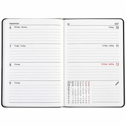 Kalender Björn 2027 A5 Weekly Horisontell Tranebærrød i gruppen Papir & Blokke / Kalendere / 12 mdr kalendere hos Pen Store (138289)